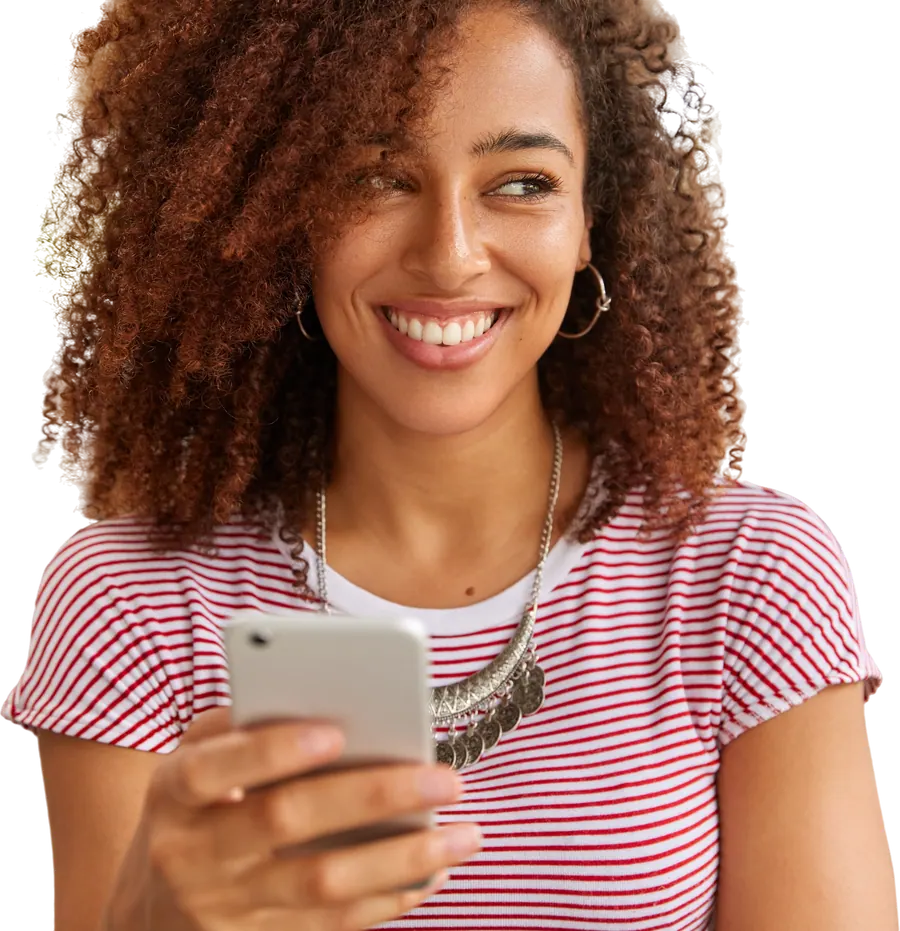 Doadora sorrindo enquanto acompanha a campanha pelo celular